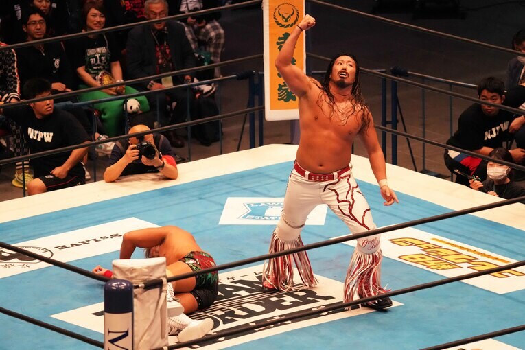 観客にアピールする辻陽太　©Essei Hara