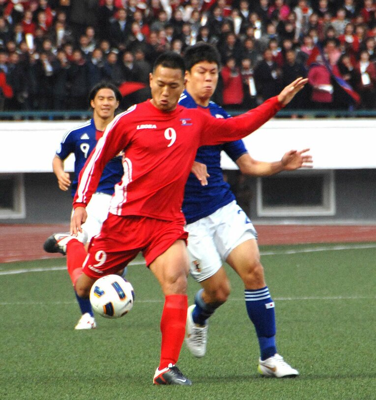 2011年11月の敵地・北朝鮮戦。シュートを放つ北朝鮮のチョン・テセ　©代表撮影／JIJI PRESS