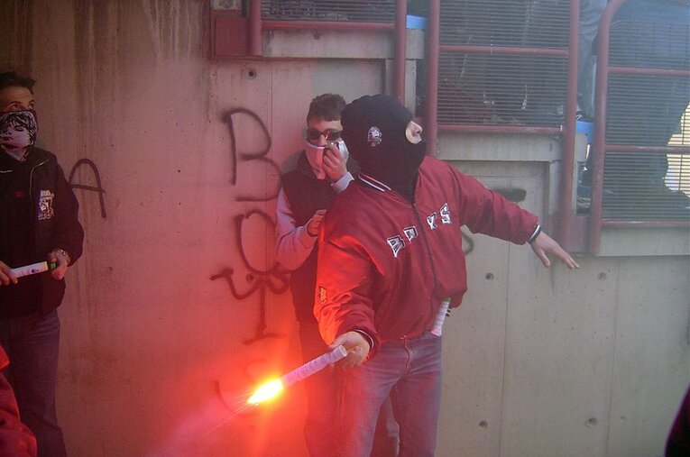 潜入写真！無法ウルトラスの実態。スタジアム内を包む炎に発煙筒……。(24) ／ photograph by Takashi Yuge