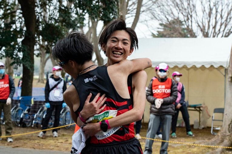 1年目で学生ハーフマラソン優勝を果たした平林。チームメイトとも喜びを分かち合った　©Miki Fukano