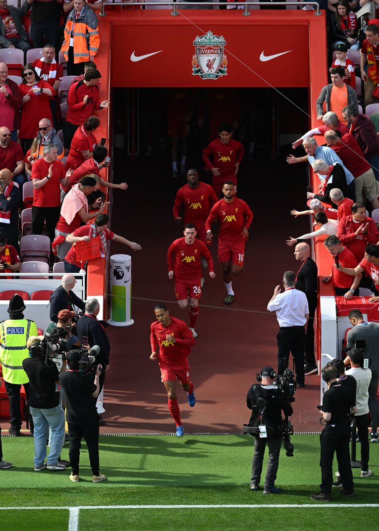 主将ファンダイクを先頭にピッチに姿を現すリバプールの選手たち　©︎Liverpool FC/Getty Images