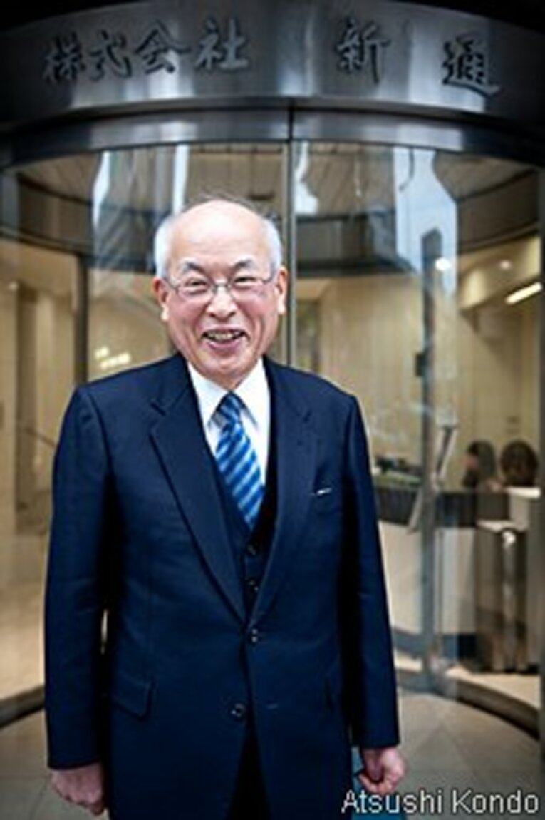 現在の勤務先入口に立つサンスポ時代の部下・西田