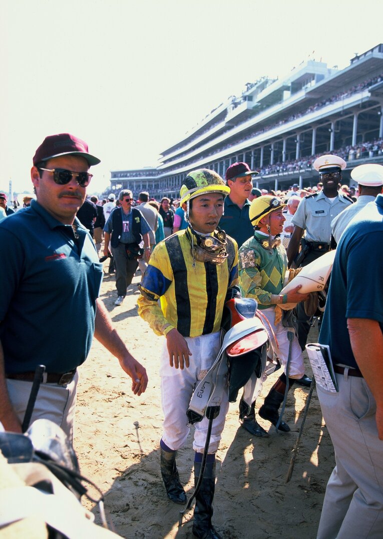 2000年、アメリカで騎乗する武豊　©BUNGEISHUNJU