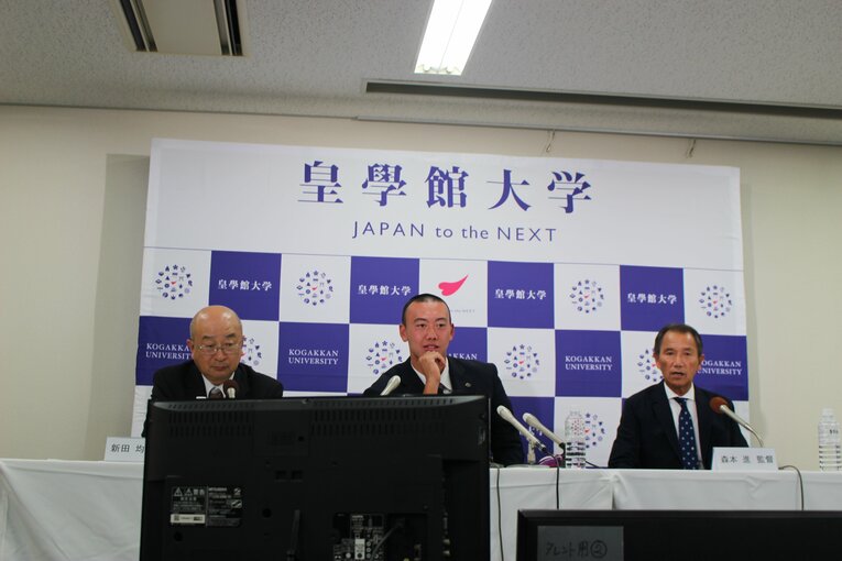 ドラフト抽選を楽しむ3人　