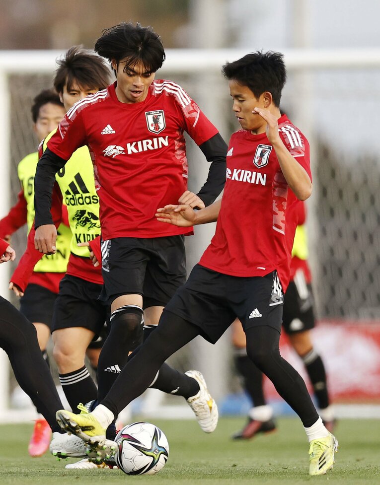 アルゼンチン戦に向け、調整する久保（右）と三笘（中央）　©KYODO