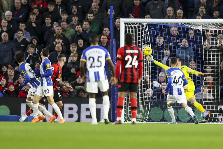 ボーンマス戦、後半42分三笘の劇的なヘディングゴール（2／3枚）。相手GKネトの手に当たりながら、ゴール左に吸い込まれた ©Getty Images