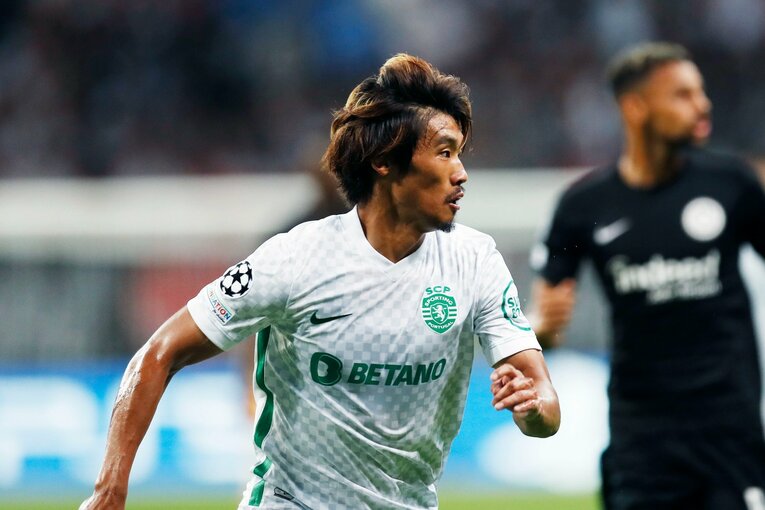 「“鎌田大地と守田英正が一緒に写った1枚”を狙いたいけど…」「長谷部誠はすでにコーチのように」CL日本人対決と“美しい夕焼け”撮影ウラ話(62)