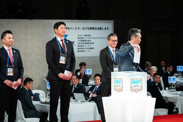 宗山塁の抽選のクジを引く小久保監督　©Nanae Suzuki