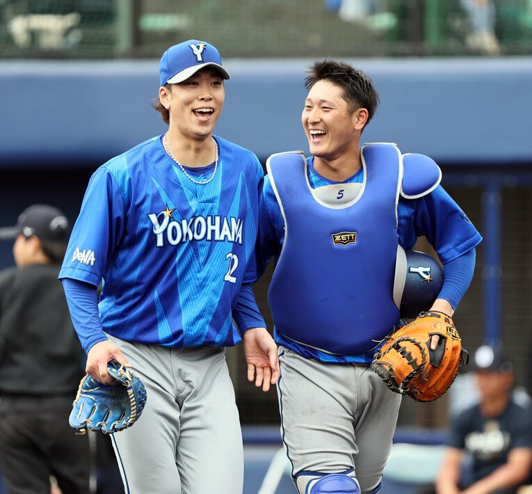 中日との練習試合では新スタイルで好投した入江。捕手の松尾汐恩（右）とこの笑顔　©Sankei Shimbun