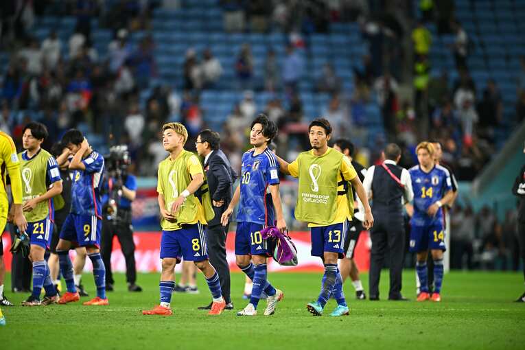 PKの1人目で失敗した南野に選手たちが駆け寄る　©Takuya Kaneko/JMPA