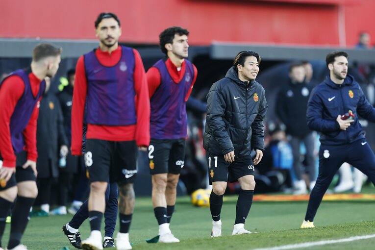 「脱ぐと筋骨隆々な肉体で」「ゴールで響く“タクマ・アサノ”コール」日本代表未招集も…カメラマンが見たFW浅野拓磨のマジョルカで愛される姿(12)