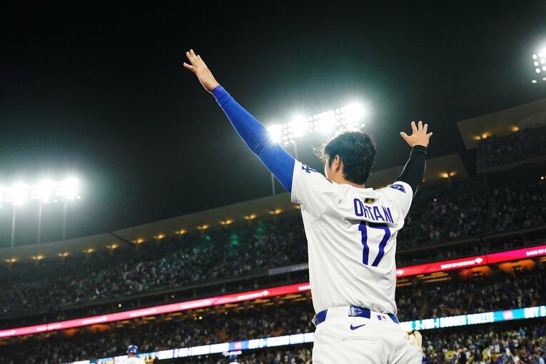 マンシーの本塁打に両手をあげて喜ぶ大谷　©︎Shizuka Minami