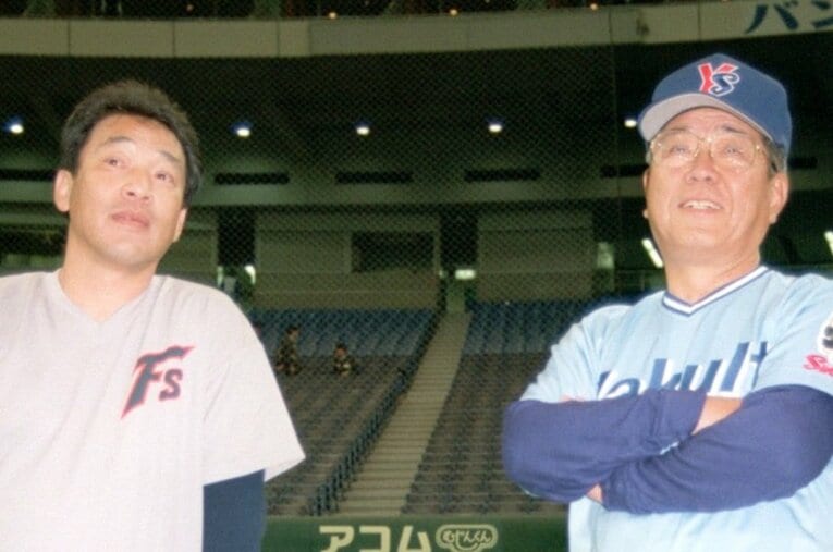 1998年3月の日本ハム対ヤクルトのオープン戦で。試合前に談笑する落合博満と野村克也 ／ photograph by Sankei Shimbun