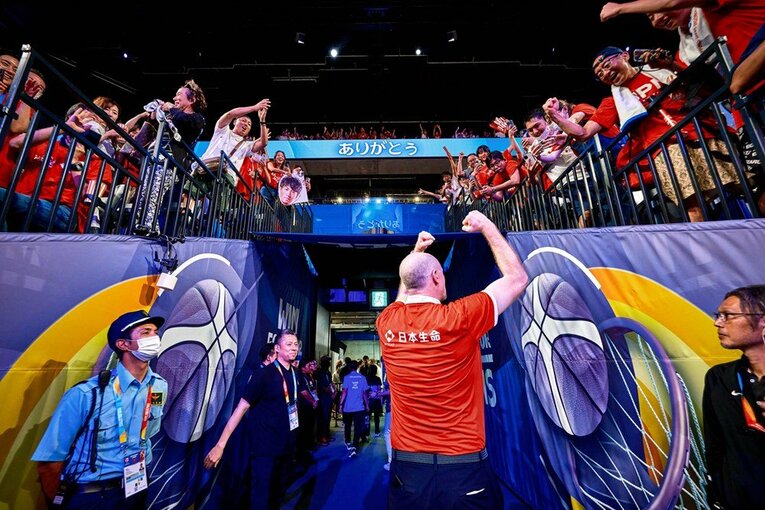 ガッツポーズでファンに応えるホーバス監督　©︎FIBA