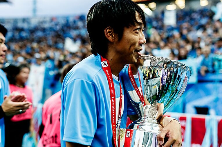 2019年、ルヴァンカップを制した際、大事そうに優勝杯を持つ中村憲剛。その姿に、タイトルへの思いが現れていた ／ photograph by Kiichi Matsumoto