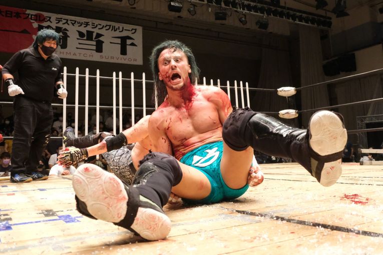 デスマッチファイター・ドリューは血がドクドク流れても試合を止めなかった 「ケガある、傷ある。でもやる。大好きだから」(14)