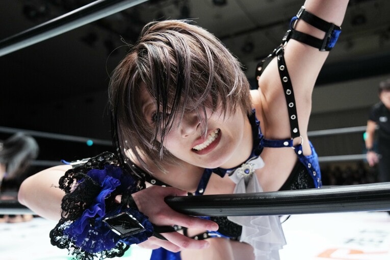 歯をくいしばり立ち上がる安納サオリ　©Essei Hara