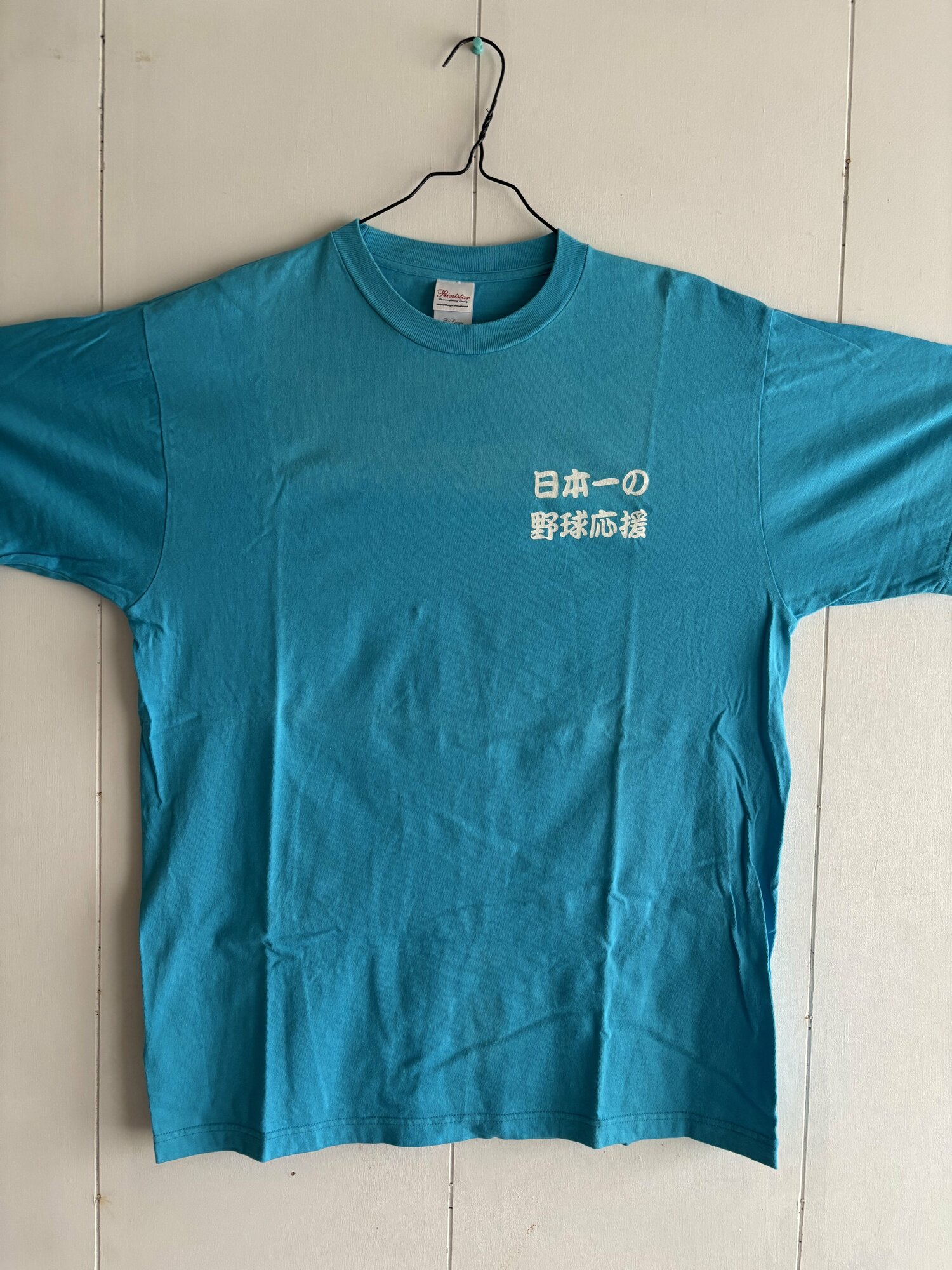 2002年の甲子園出場時に作られた記念のTシャツ。同時に「日本一の野球応援」のキャッチフレーズも定められた 写真提供/拓大紅陵高校吹奏楽部顧問・吹田正人氏