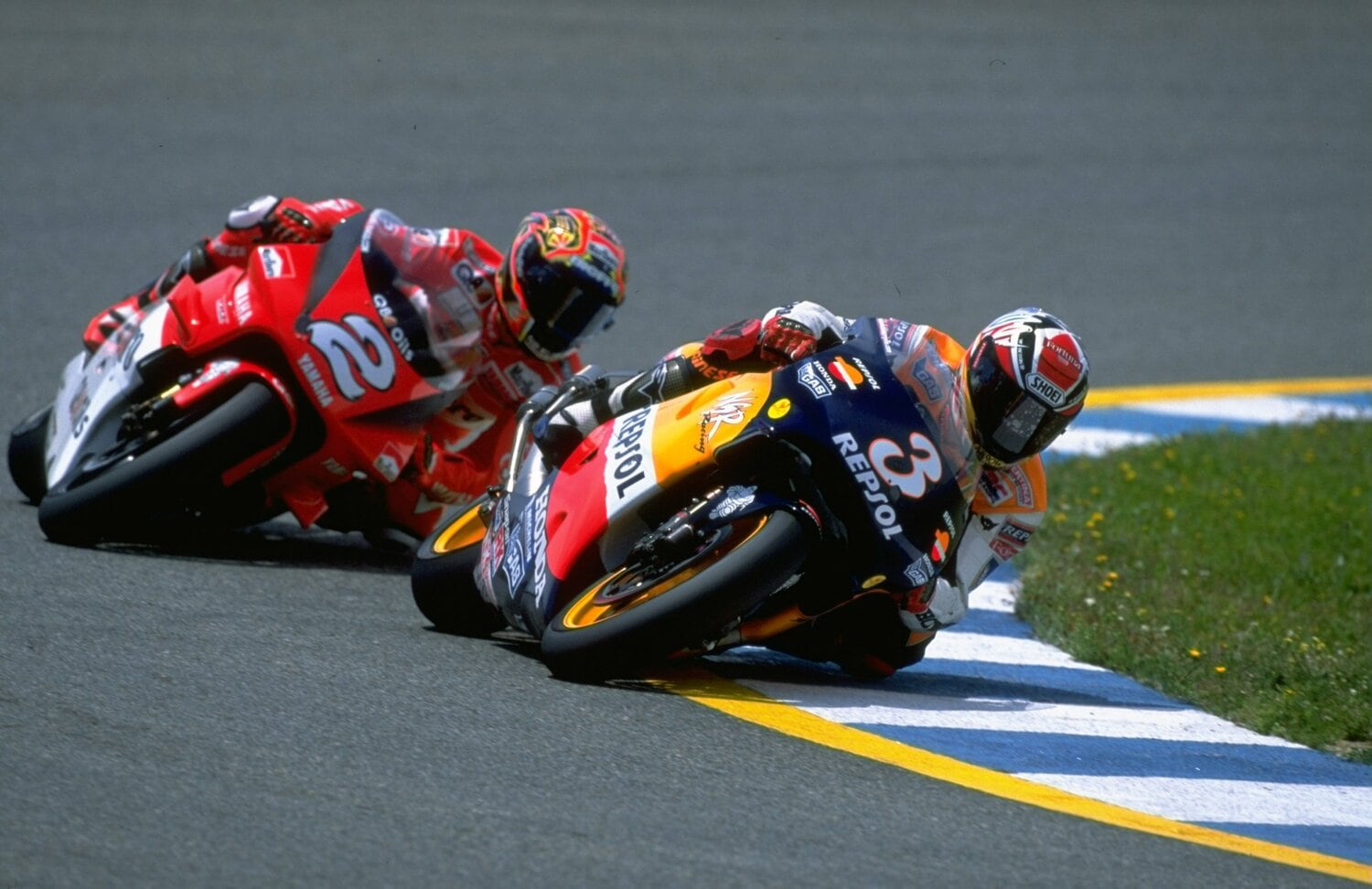 この年ホンダでチャンピオンを獲得した1999年のクリビーレ。後方は同年、ヤマハに移籍したばかりのマックス・ビアッジ　©Getty Images