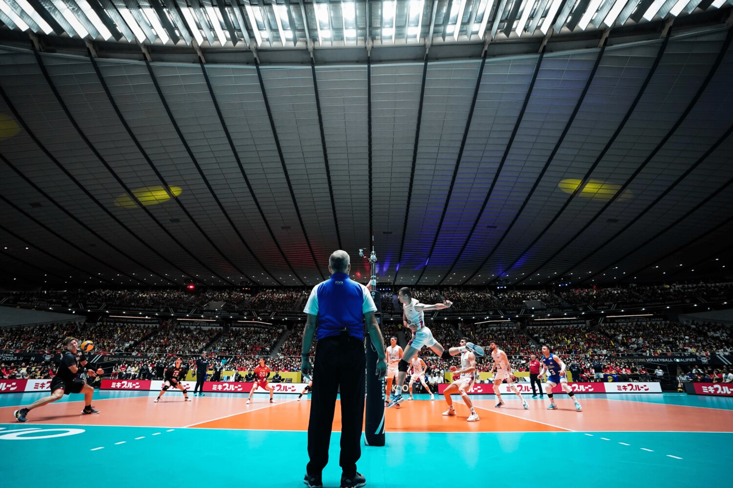 相手のスパイクが西田の顔面を捉えた瞬間。それでも「でも（ボールが）つながったので」と自分のことよりもチームの勝利を優先する　©︎FIVB