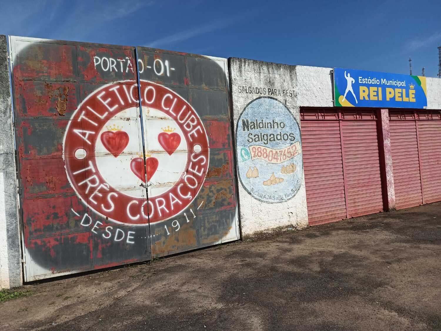 アトレチコ・トレス・コラソンエスのエンブレム。ペレの父がこのクラブでプレーした。ペレも一度だけ、プレーしたことがある