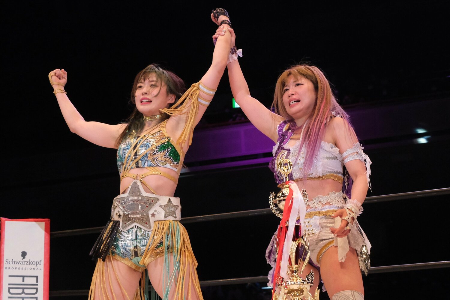 ついに念願の白いベルトを巻いた上谷を、中野も祝福した