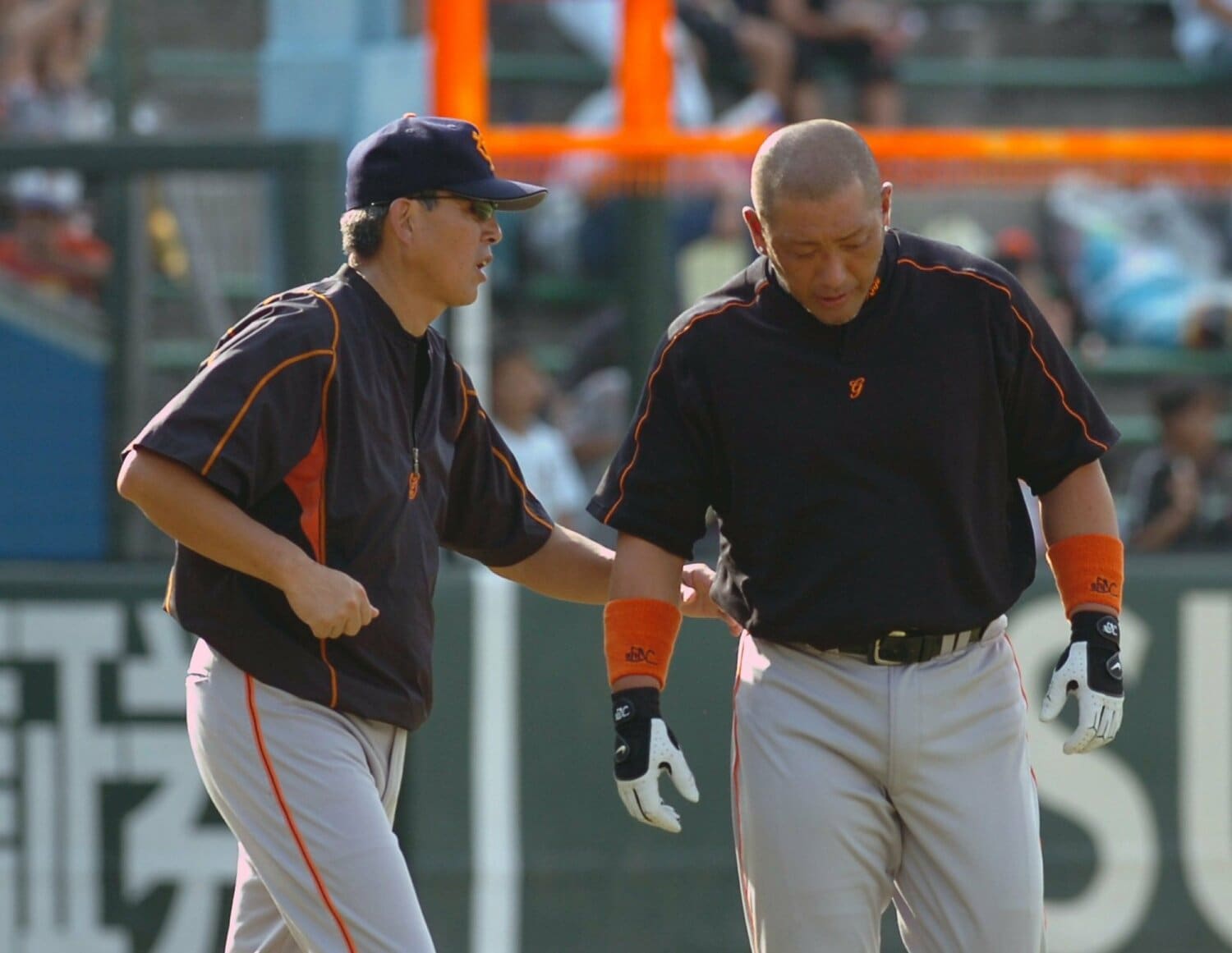 2005年8月4日広島戦、試合前。7番に降格した清原をなだめる山本功児ヘッドコーチ ©Sankei Shimbun