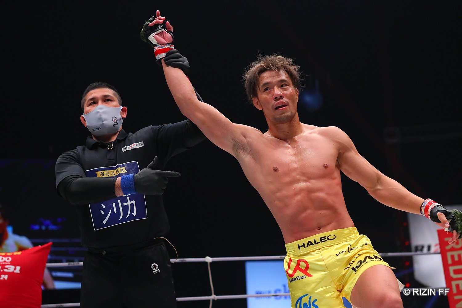 1年8カ月ぶりのMMAマッチで芦田にKO勝利を収めた金原　©RIZIN FF