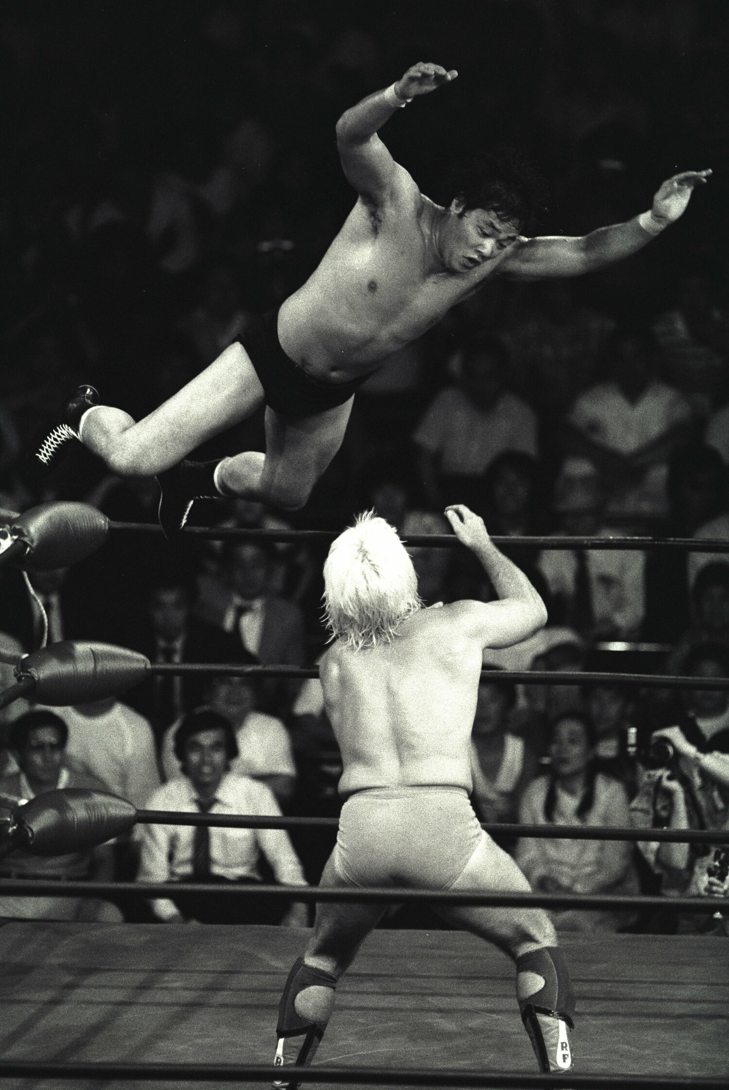 1982年、NWA王者リック・フレアーと戦う鶴田