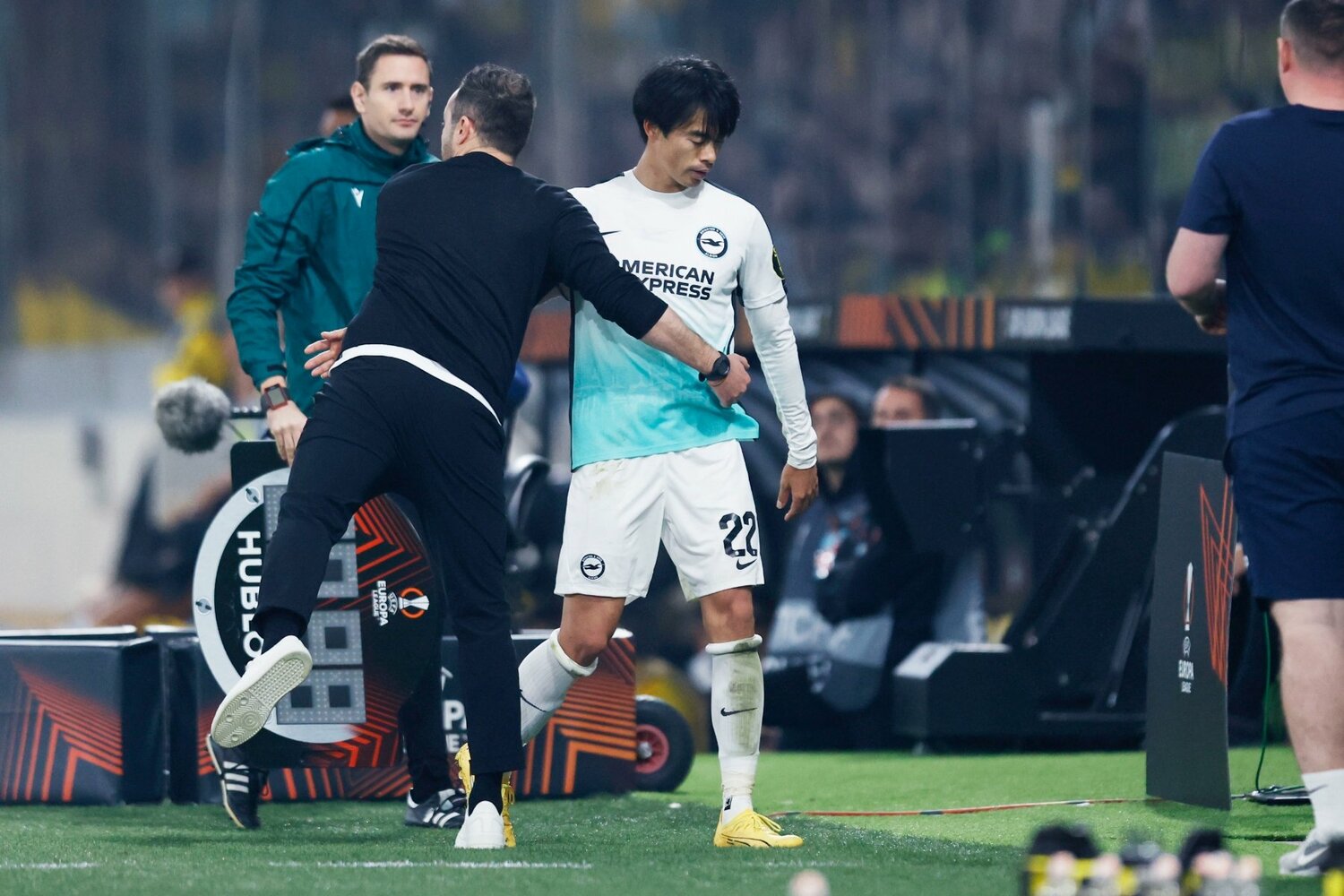 交代直後、デゼルビ監督に労われる