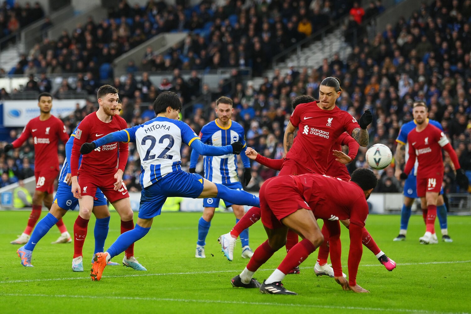 三笘のスーパーゴール。ロバートソンやヌニェスらに囲まれるなか、キックフェイントからすぐさま右足でシュート　©Getty Images