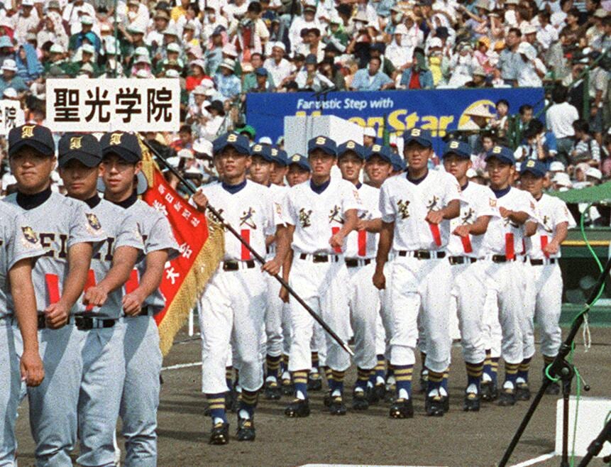 2001年に甲子園初出場を果たした聖光学院。斎藤が監督に就任して2年目のことだった　©JIJI PRESS