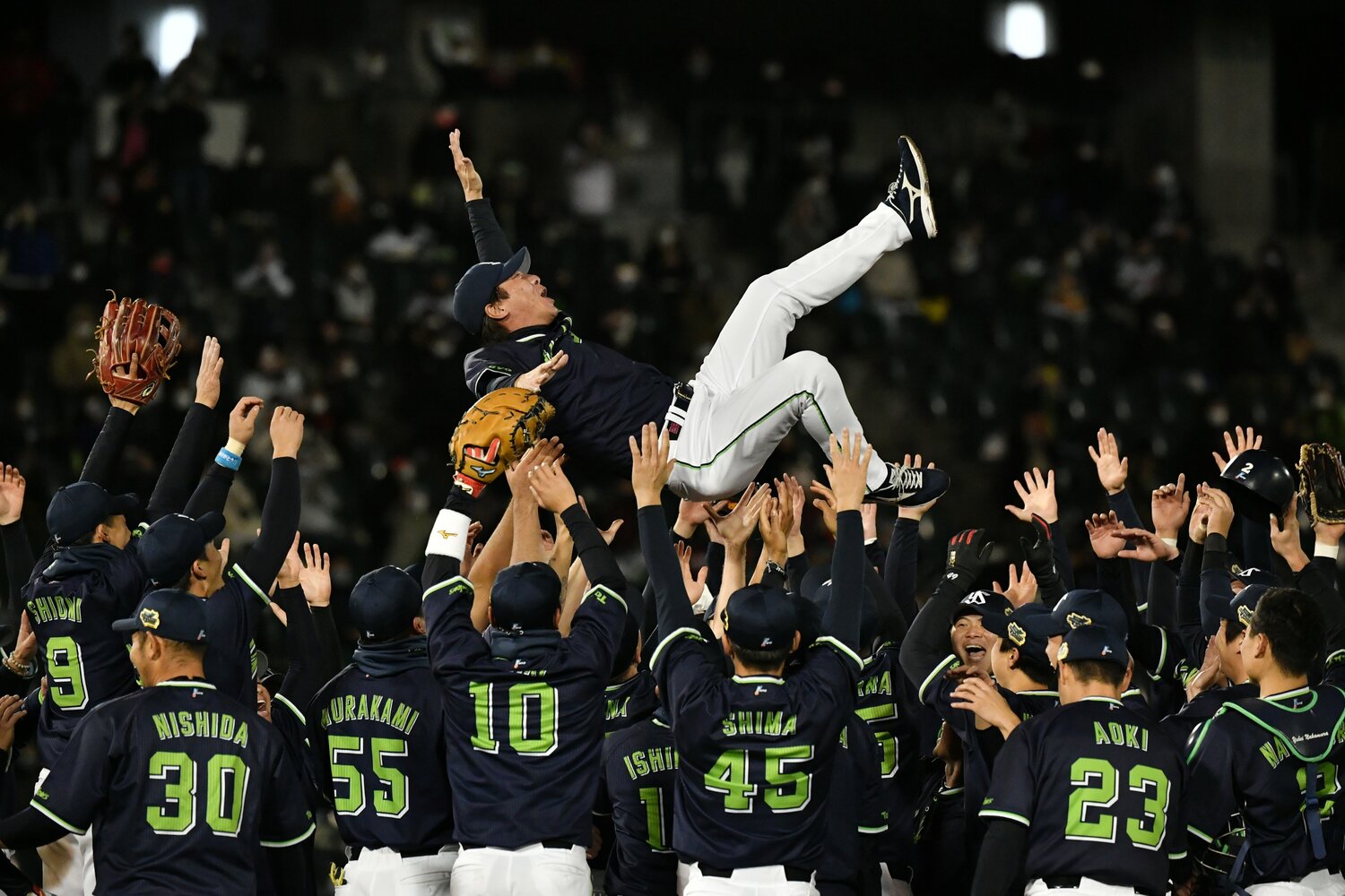 2021年、ヤクルトが日本シリーズを制し、胴上げされる高津臣吾監督　©Hideki Sugiyama