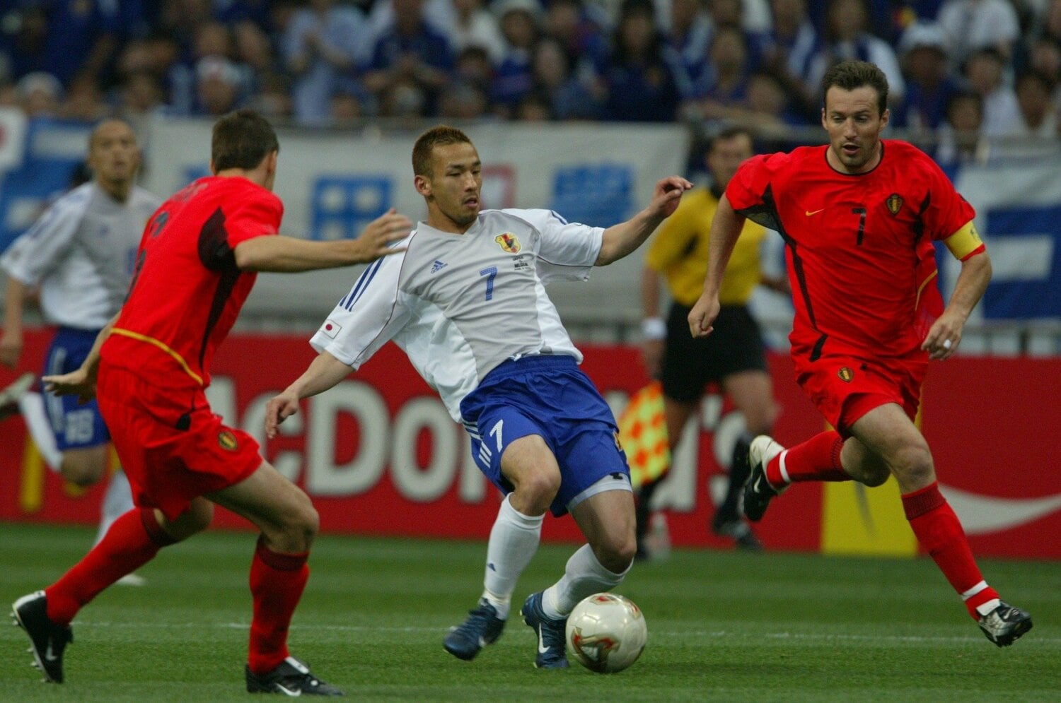 日韓W杯ベルギー戦、ビルモッツらと競り合う中田英 ©Sports Graphic Number/JMPA