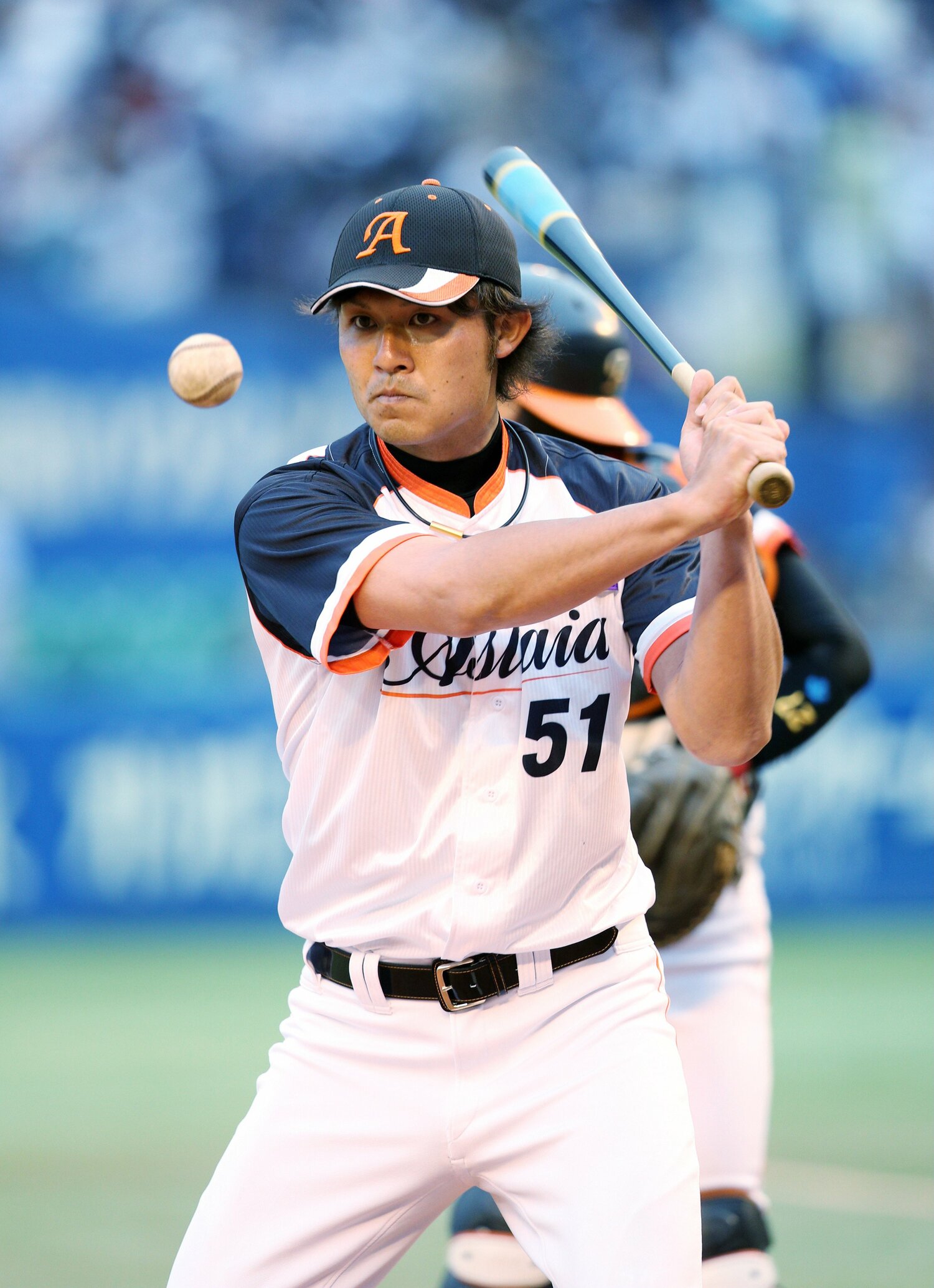 女子野球の指導者となりノックバットを振る辻内さん　©︎JIJI PRESS