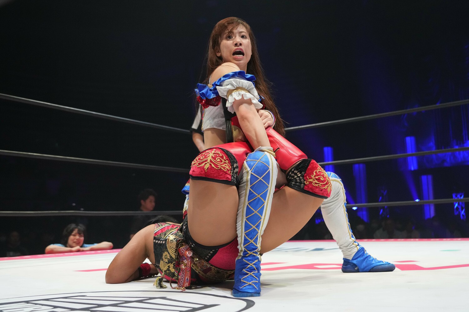 里村明衣子をサソリ固めに捕えた荒井優希　©Essei Hara