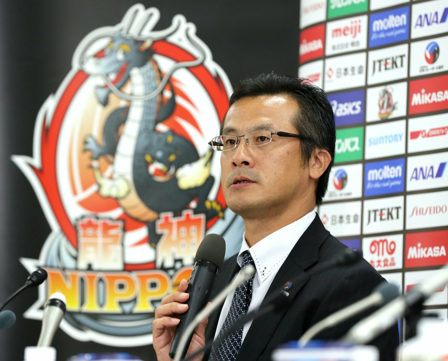 50歳になったら故郷の家業を継ぐつもりだったという中垣内祐一。当時48歳だった2016年10月に日本代表監督に就任した　©︎JIJI PRESS