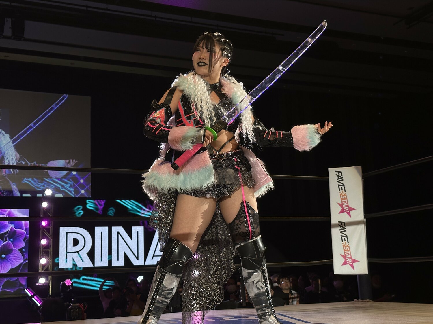 木村花の剣を携えて入場