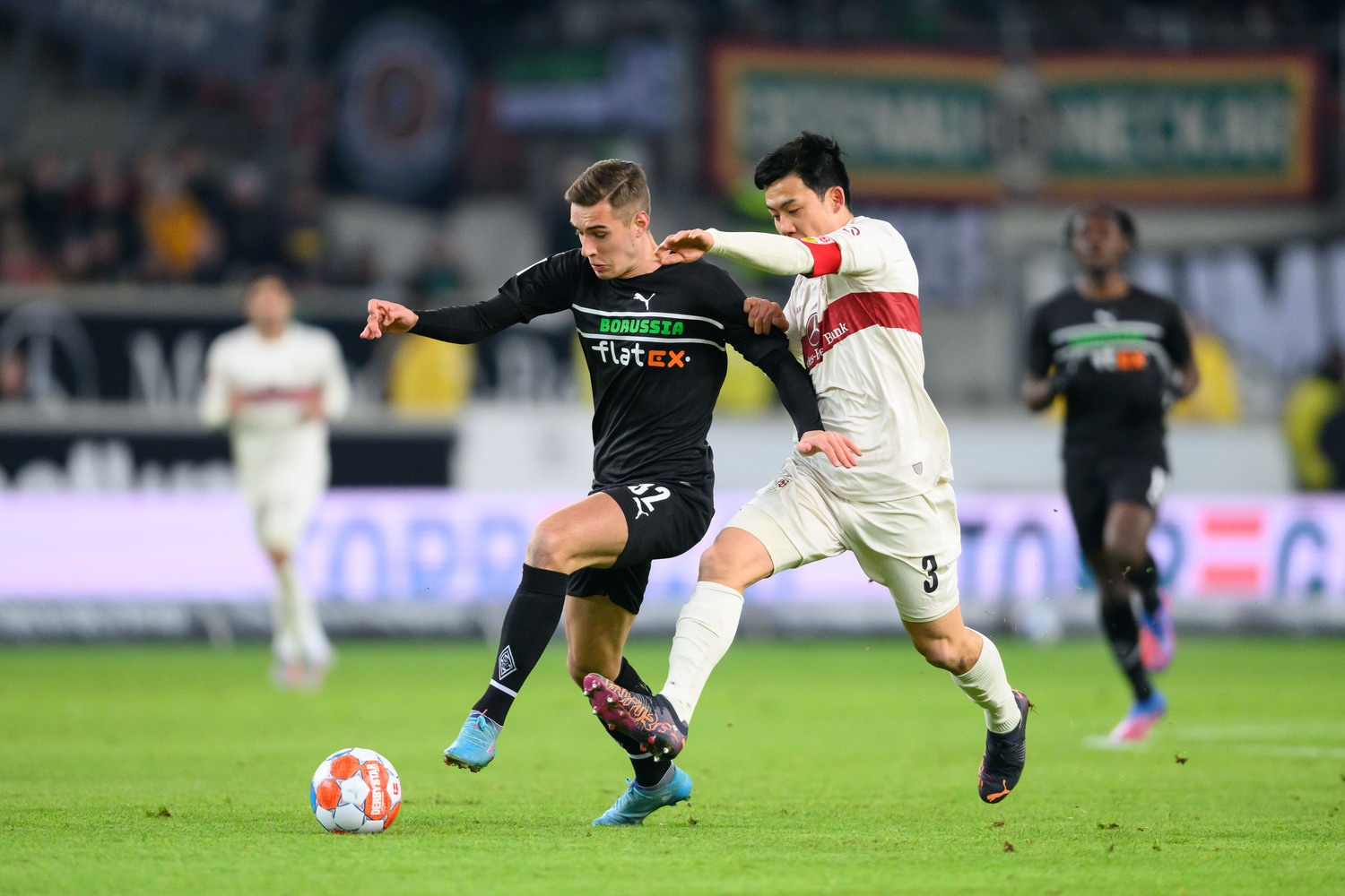 シュトゥットガルトでプレーする遠藤航。日本代表ではボランチとして、守備的な戦いにおけるキーマンの一人になる　©Getty Images