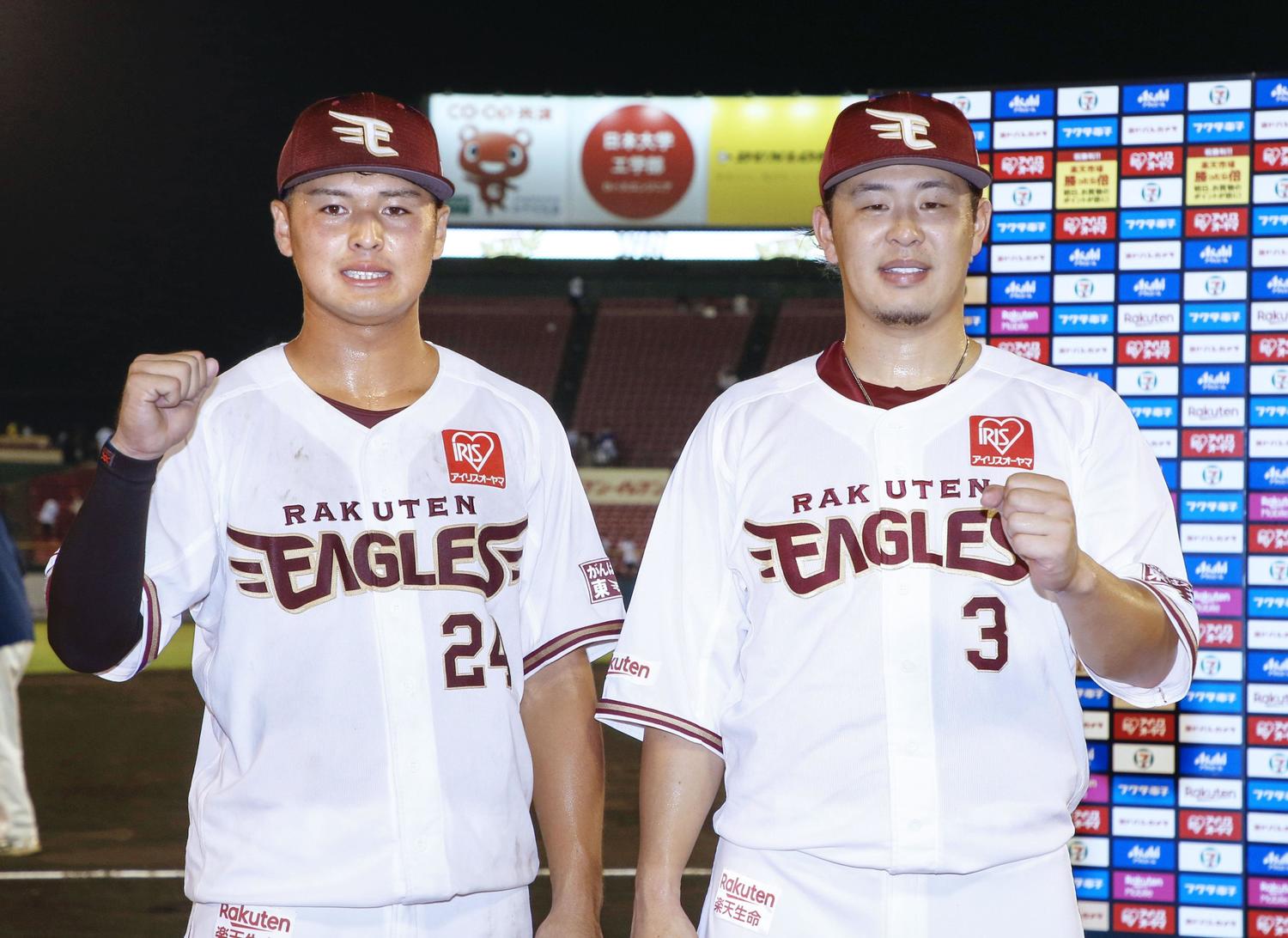 浅村（右）とプロ初のお立ち台に上がった黒川　©Kyodo News