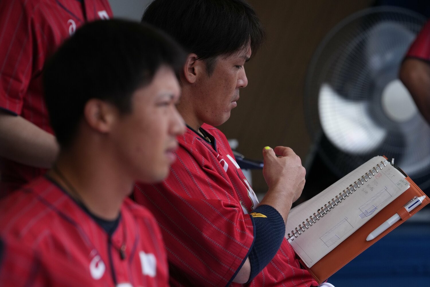 金メダルに貢献した東京五輪。ベンチではデータが記されたノートを熱心に見つめる甲斐の姿があった　©︎JMPA