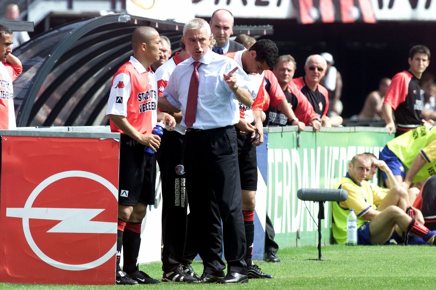 ファンマルバイク監督から指示を受ける小野伸二(2001年)。この取材からおよそ1年後、小野は44歳でプロ26年のキャリアに幕を閉じた ©︎PICS UNITED/AFLO