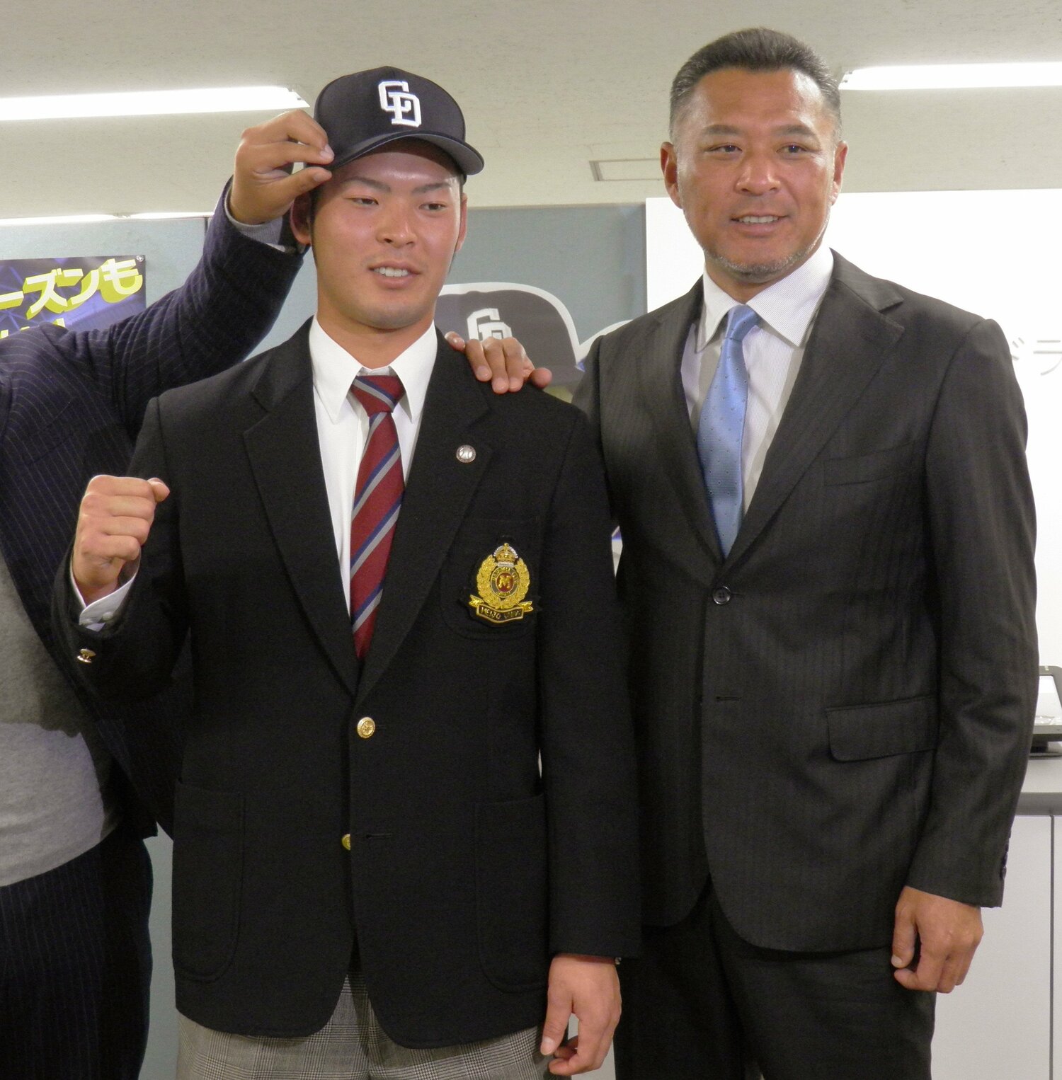 2014年11月、中日と仮契約した近藤弘基と、同席した父の真市 ©JIJI PRESS