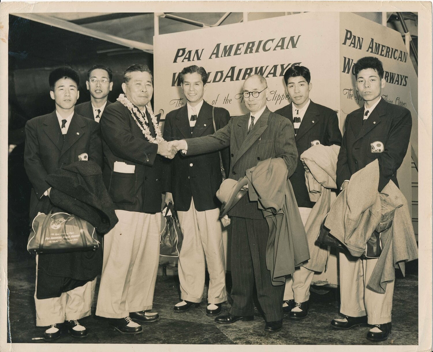 ボストンの空港に到着した日本選手団。田中茂樹は右端（本人提供）