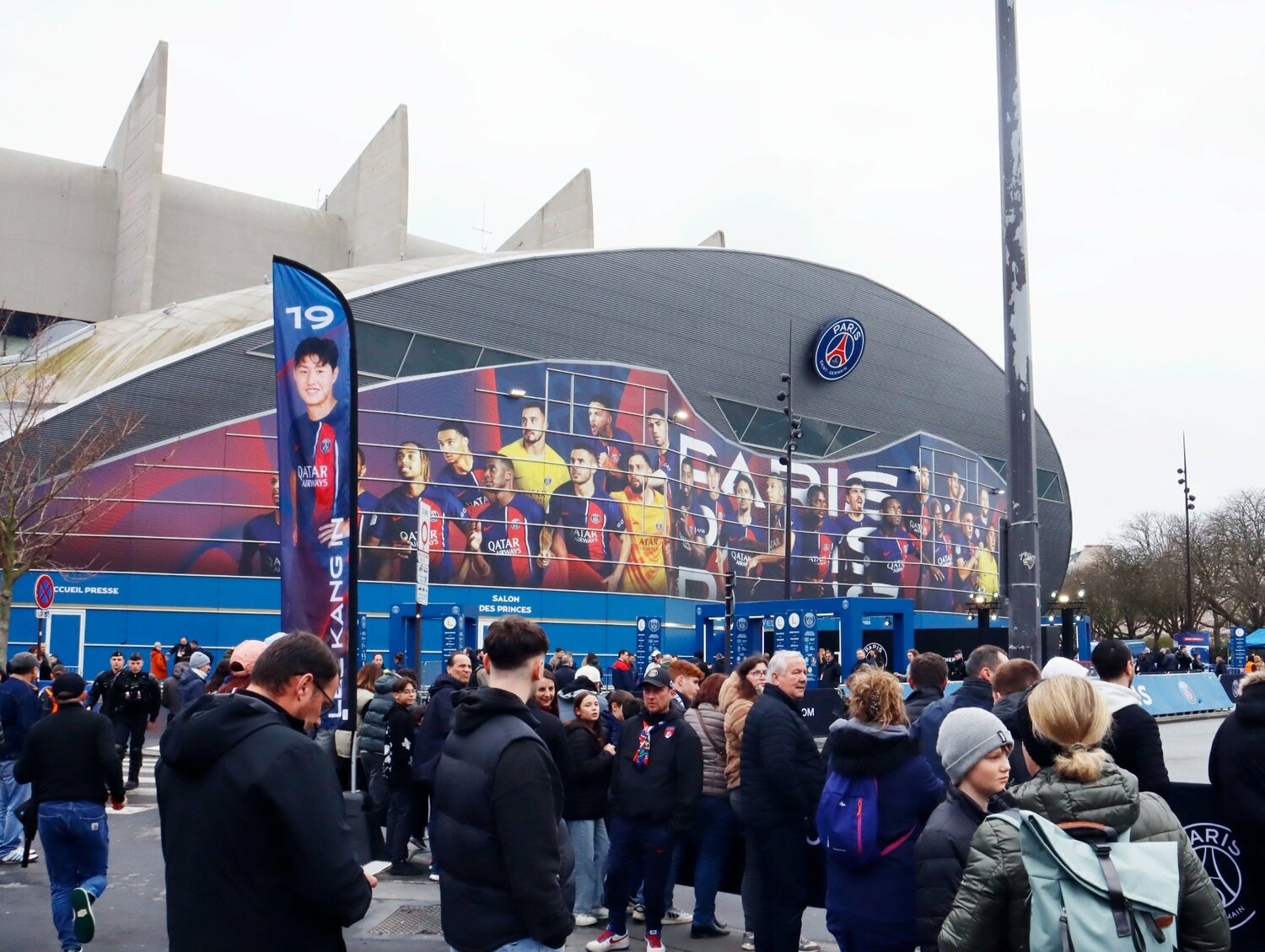 PSG選手バスの入場を待つファンの姿。ランスのバスが先に到着するとため息が漏れていた