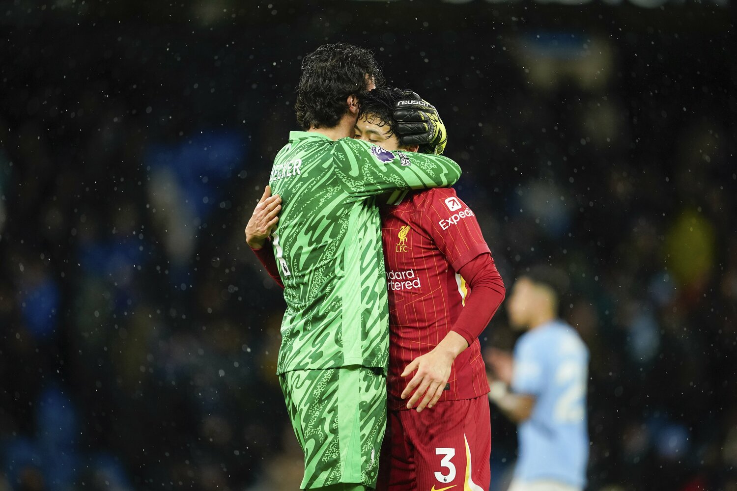 2月23日、マンチェスターシティ戦。2-0で勝利後、GKアリソンにハグされる遠藤 ©AFLO