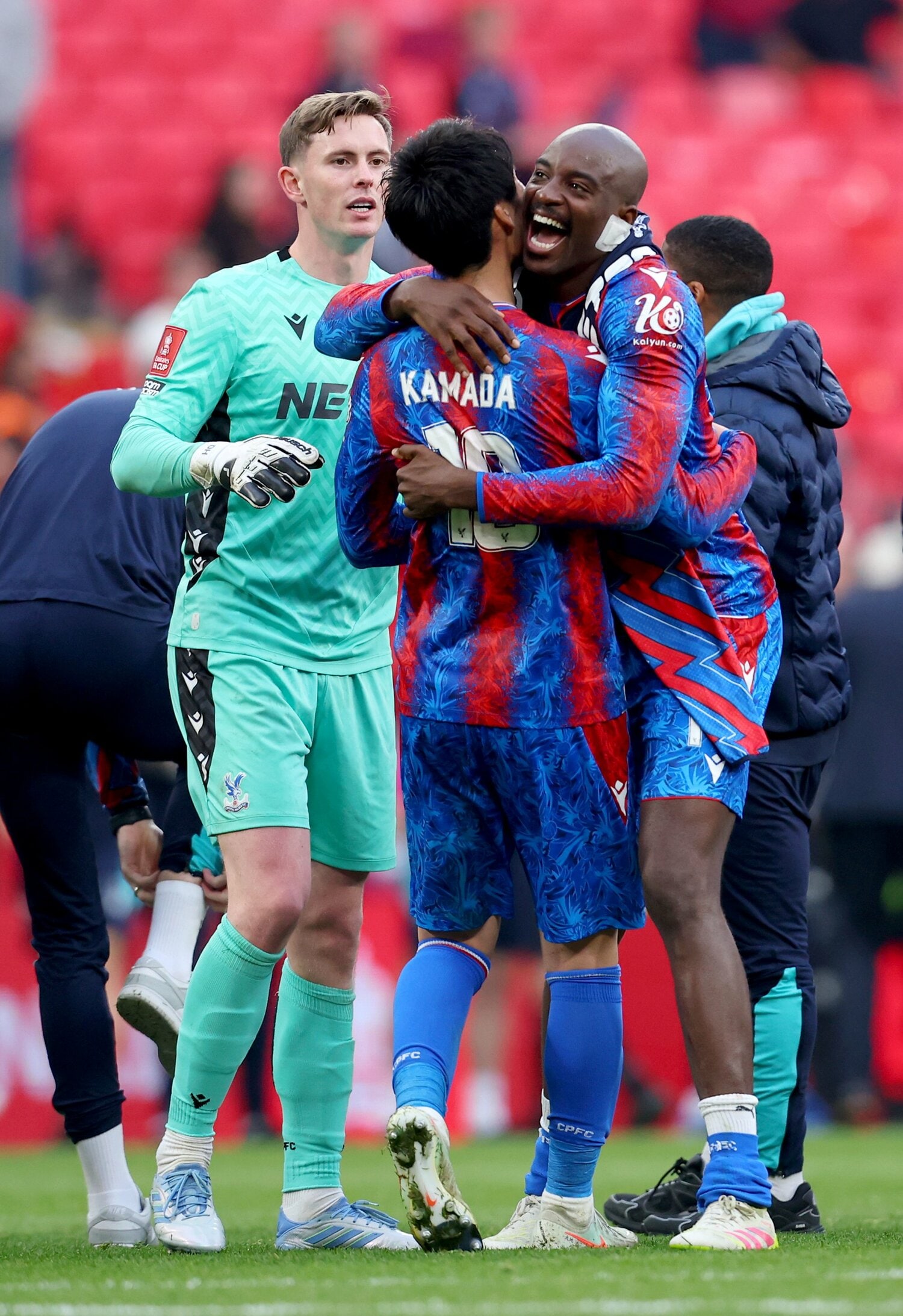 FAカップ準決勝アストン・ビラ戦。3－0での勝利後、FWマテタにハグされる鎌田　©Getty Images