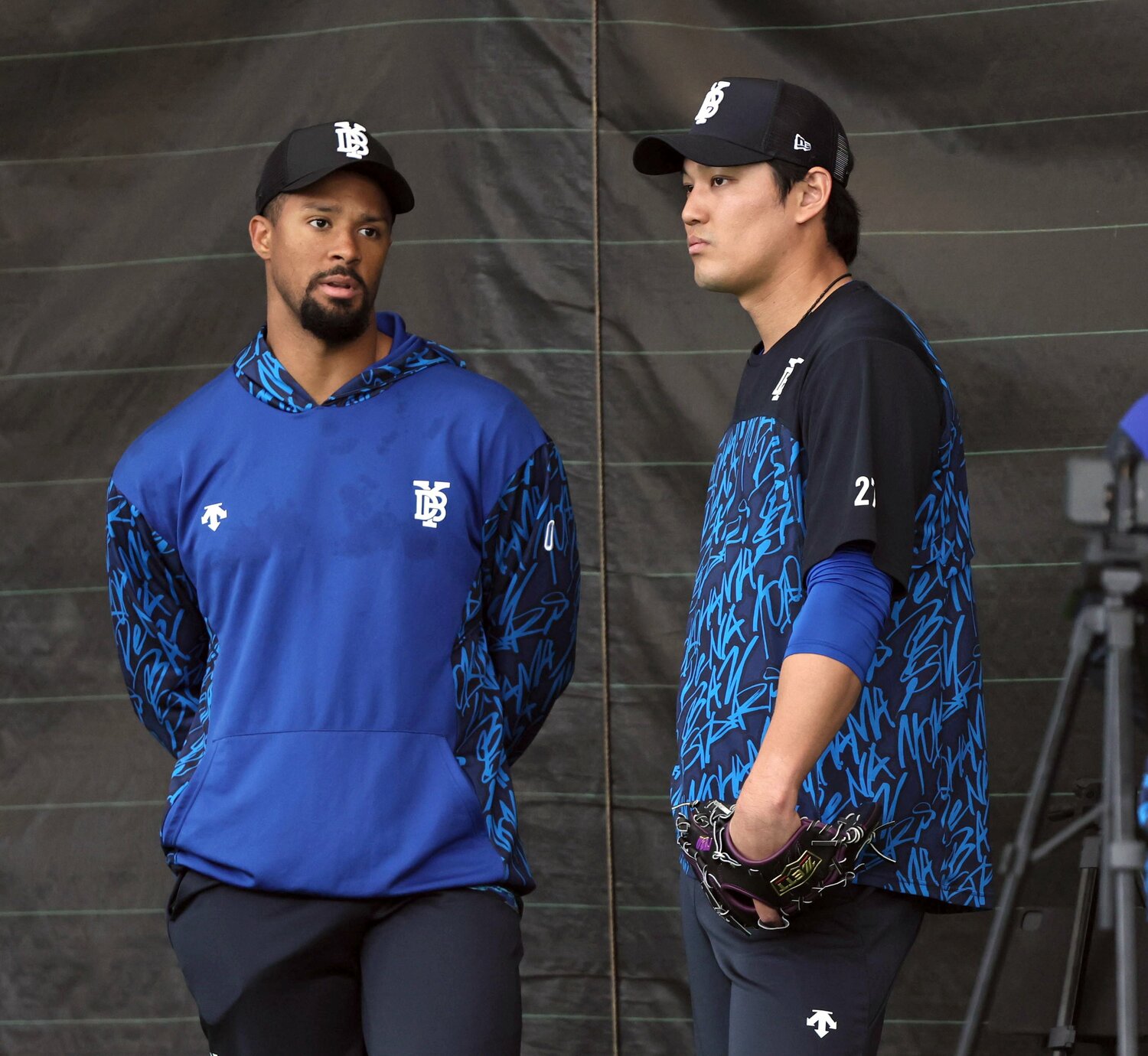 他の選手やスタッフとも積極的にコミュニケーションを取っているという（右は藤浪晋太郎）　©Sankei Shimbun