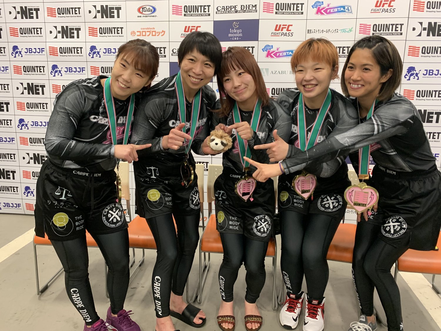 バックステージで「お守り」のぬいぐるみと記念撮影　©Norihiro Hashimoto