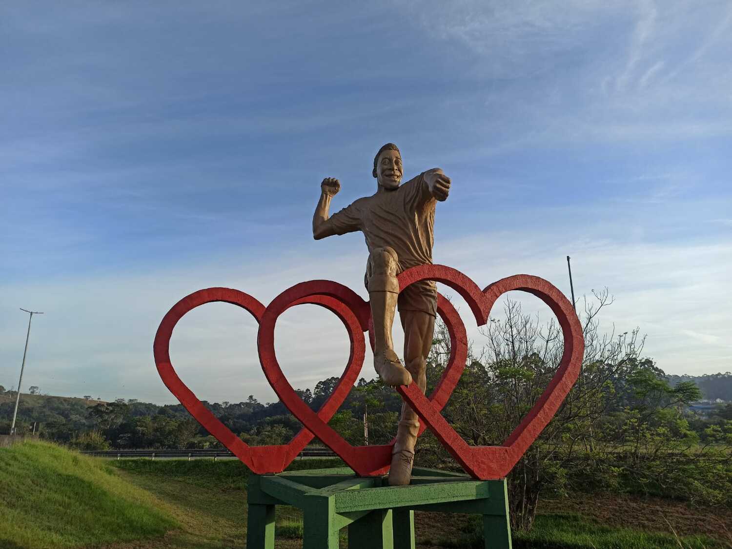 赤い3つのハートは、町名である「三つの心臓」から由来している　©Hiroaki Sawada